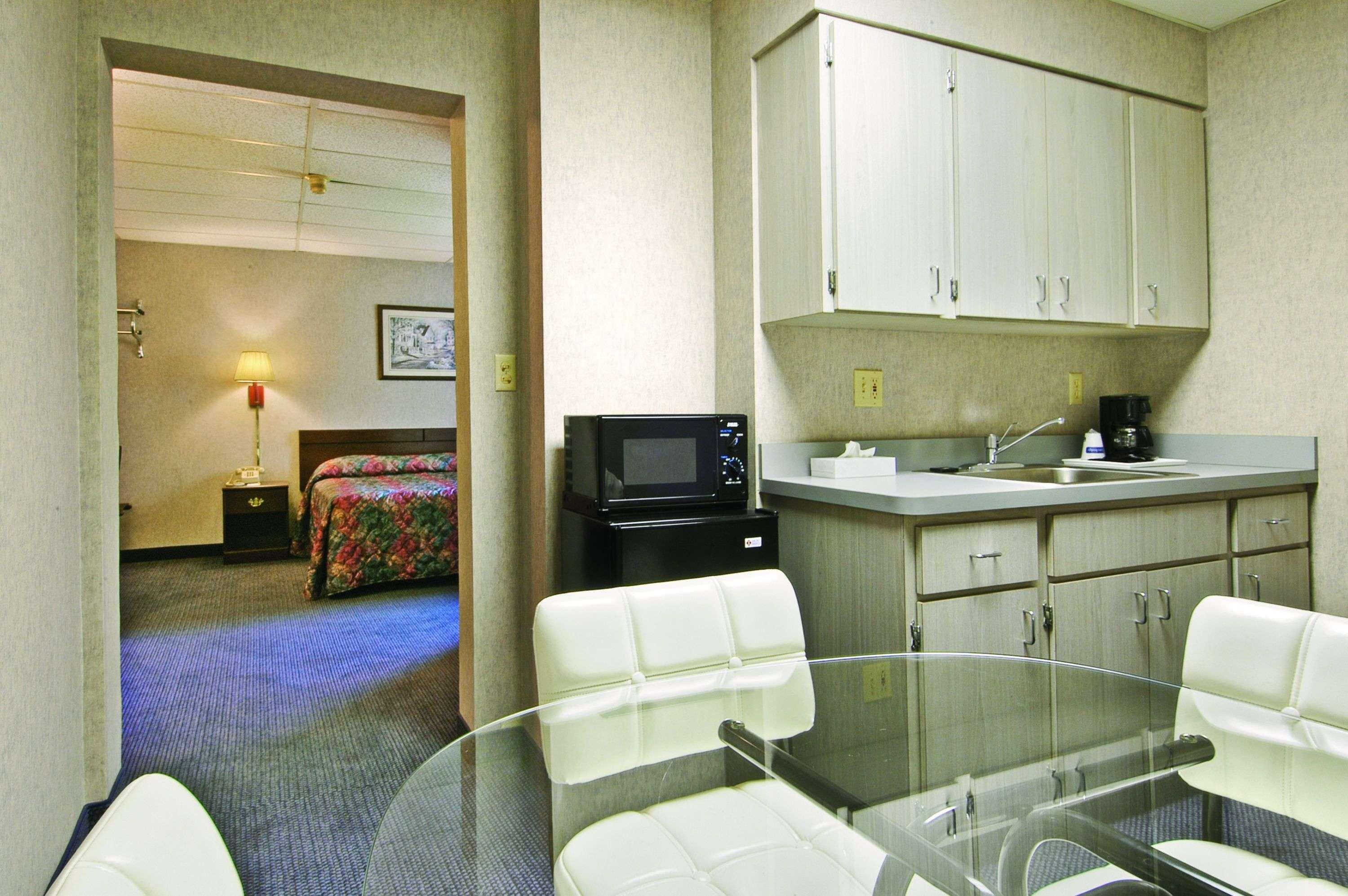 トラベロッジ クリーブランド レイクウッド 部屋 写真